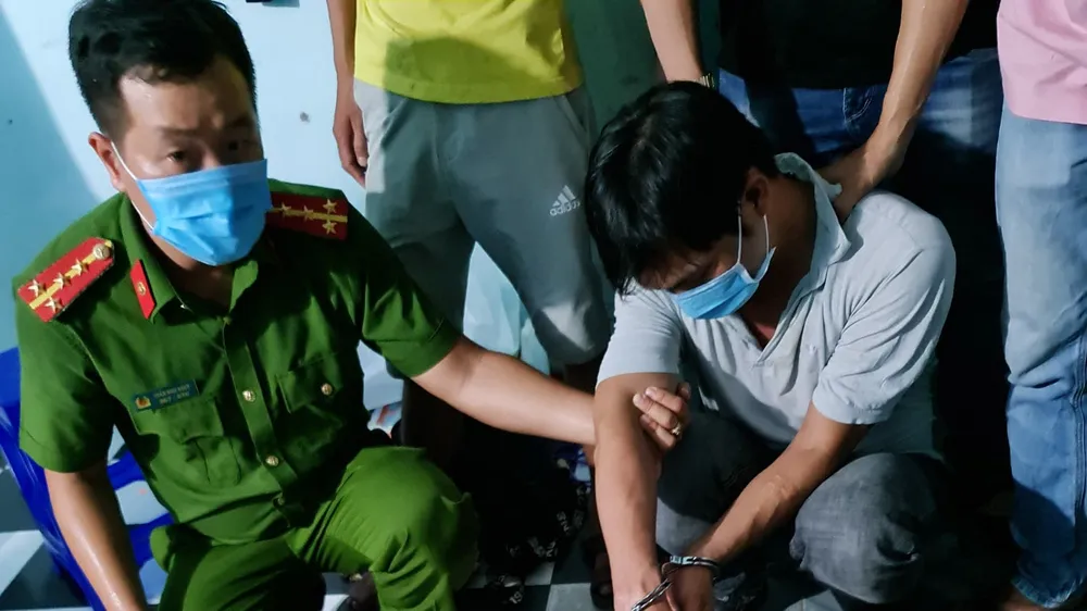 Đối tượng Lê Đức Hoàng bị lực lượng công an bắt giữ