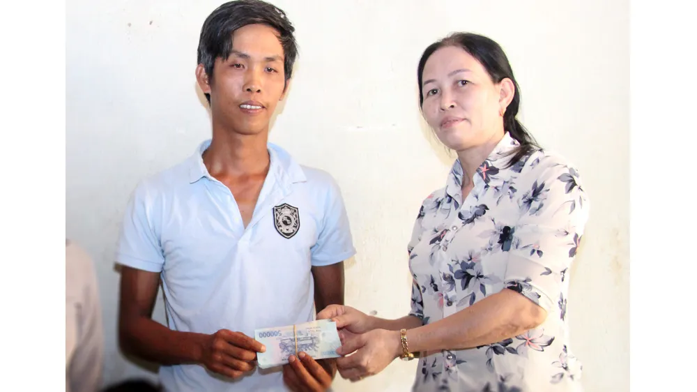 Trao 31,7 triệu đồng bạn đọc giúp hoàn cảnh mẹ con mù lòa