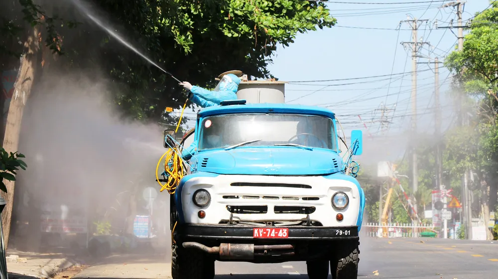 Lực lượng quân đội phun hóa chất, khử khuẩn khu vực nguy cơ bùng phát Covid-19 ở TP Tuy Hòa