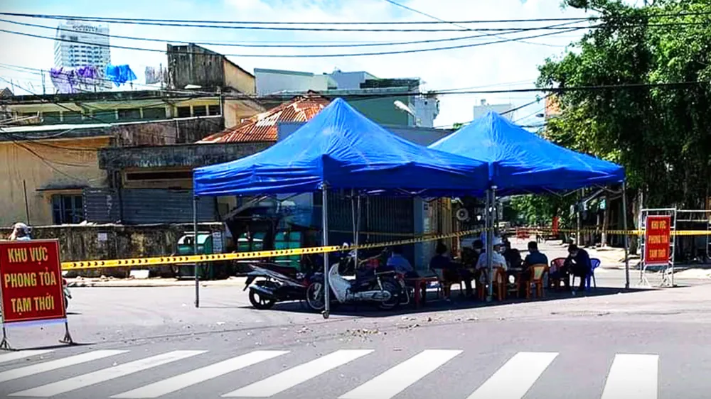 Lực lượng chức năng phong tỏa tạm thời khu vực xảy ra ổ dịch phường Hải Cảng