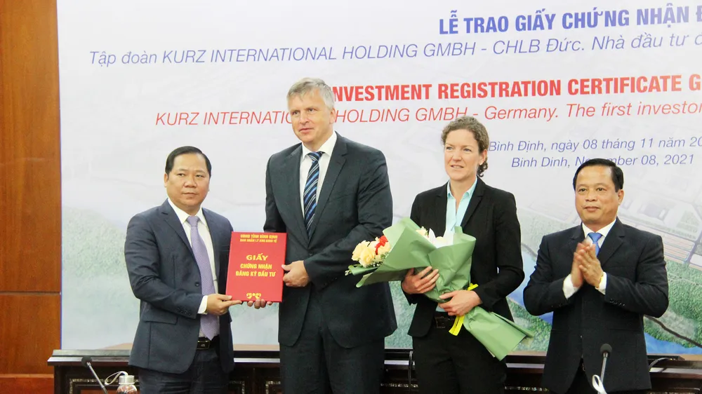 Lãnh đạo UBND tỉnh Bình Định trao giấy chứng nhận đăng ký đầu tư cho đại diện Tập đoàn KURZ
