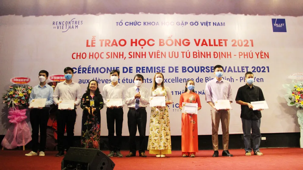 Học bổng Vallet trao gần 1,3 tỷ đồng cho học sinh, sinh viên ưu tú ở Bình Định, Phú Yên