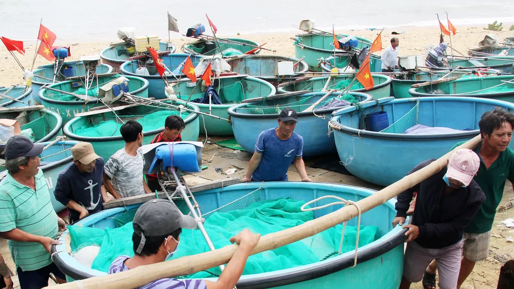 Làng chài gánh thuyền thúng “chạy bão“