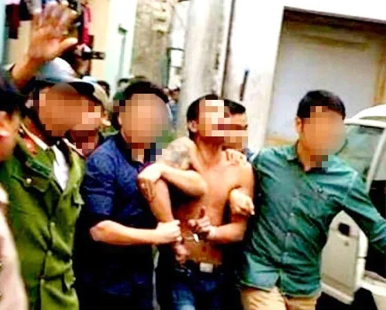 Thanh niên nghi ngáo đá đâm, chém 4 người nhập viện