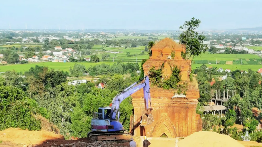Vụ mang máy đào di tích tháp Chăm: Giám đốc sở “truy tìm” cán bộ cung cấp thông tin cho báo chí
