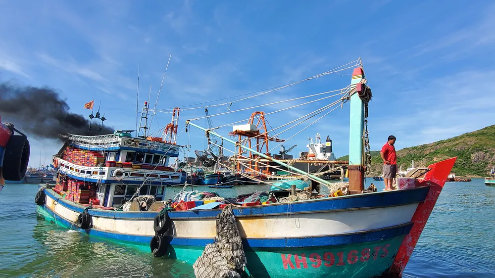 Ngư dân tố bị chèn ép, “chặt chém” giá dầu