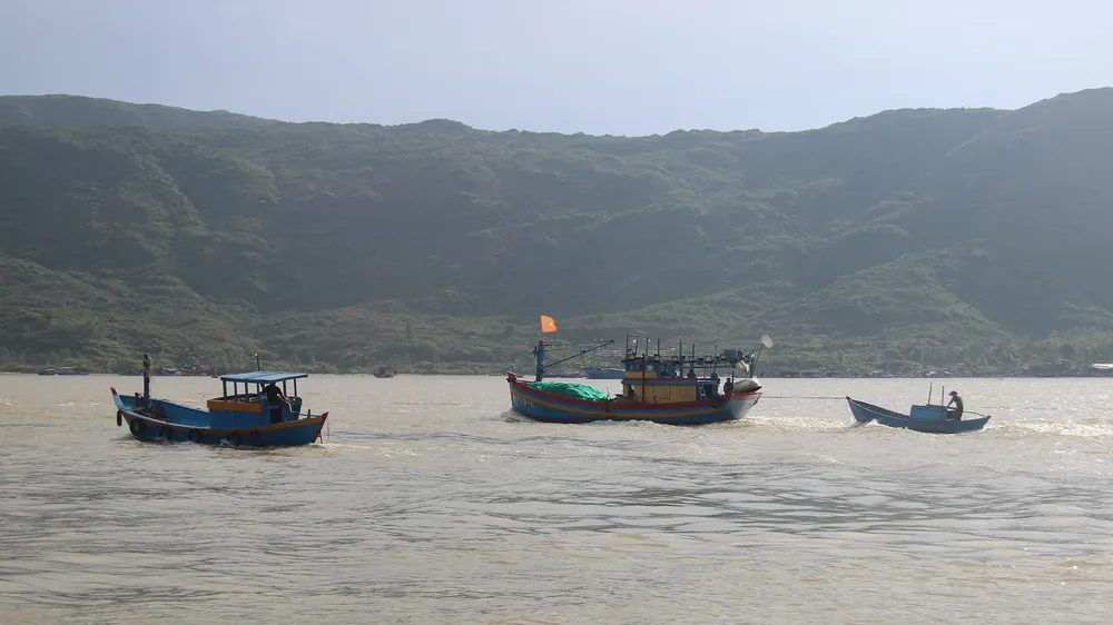 Ngư dân ùn ùn về cảng cá “chạy bão”