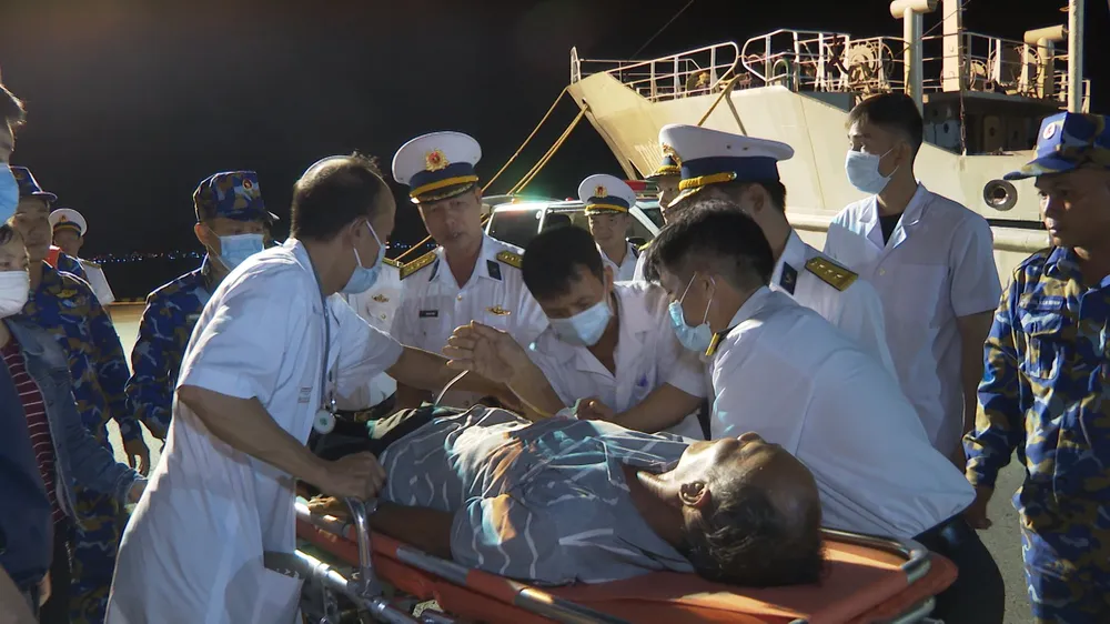 Cấp cứu kịp thời ngư dân bị nạn khi đánh bắt gần đảo Đá Tây