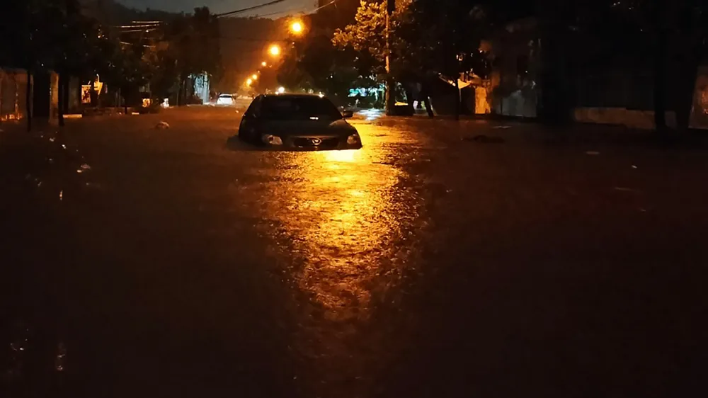 Mưa như trút nước, nhiều khu dân cư tại Quy Nhơn chìm trong “biển nước“