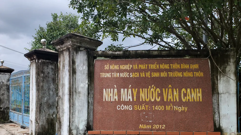 Cỏ dại bủa vây nhà máy nước hơn 7 tỷ 