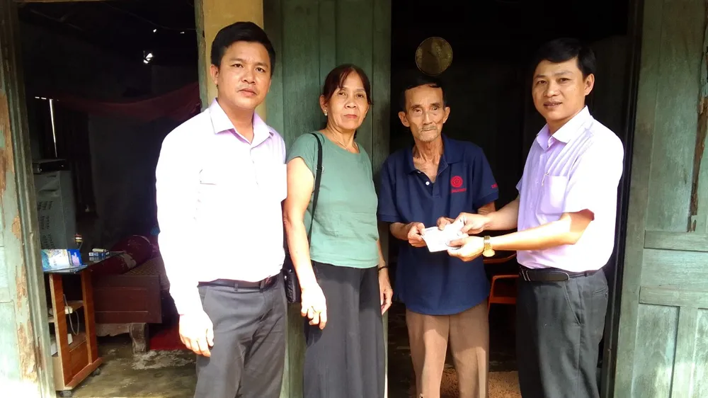 Trao 11,5 triệu đồng bạn đọc hỗ trợ lần 2 cho 2 hoàn cảnh ở Bình Định