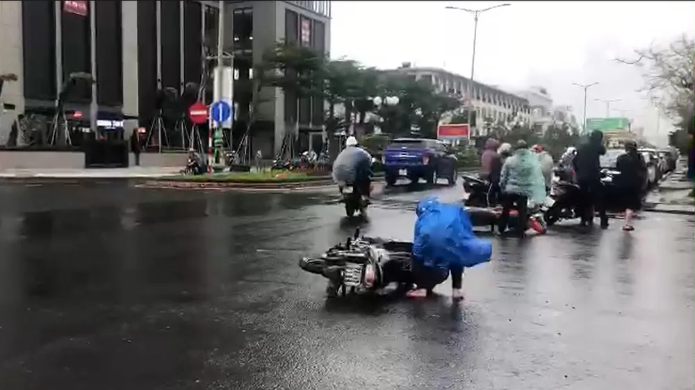 Phú Yên - Bình Định: Gió lốc càn quét, nhiều chuyến bay gián đoạn