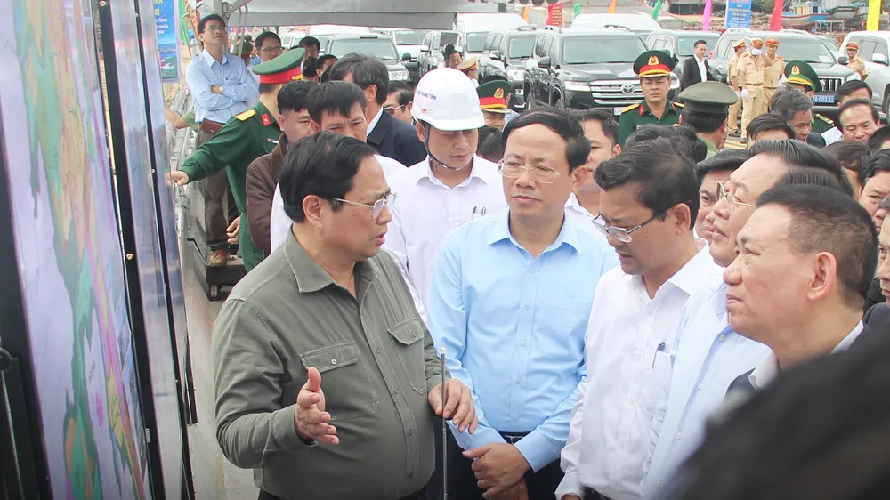 Thủ tướng khảo sát sân bay, khánh thành đường biển ở Bình Định