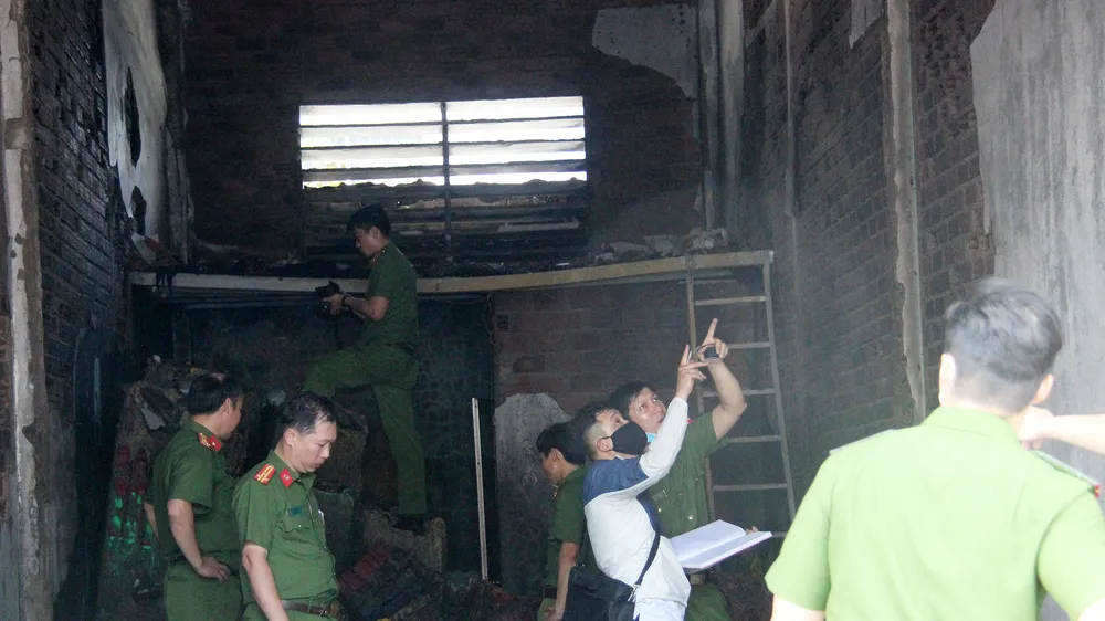 Cháy ki ốt trong cảng cá, 1 người chết, 1 người nguy kịch