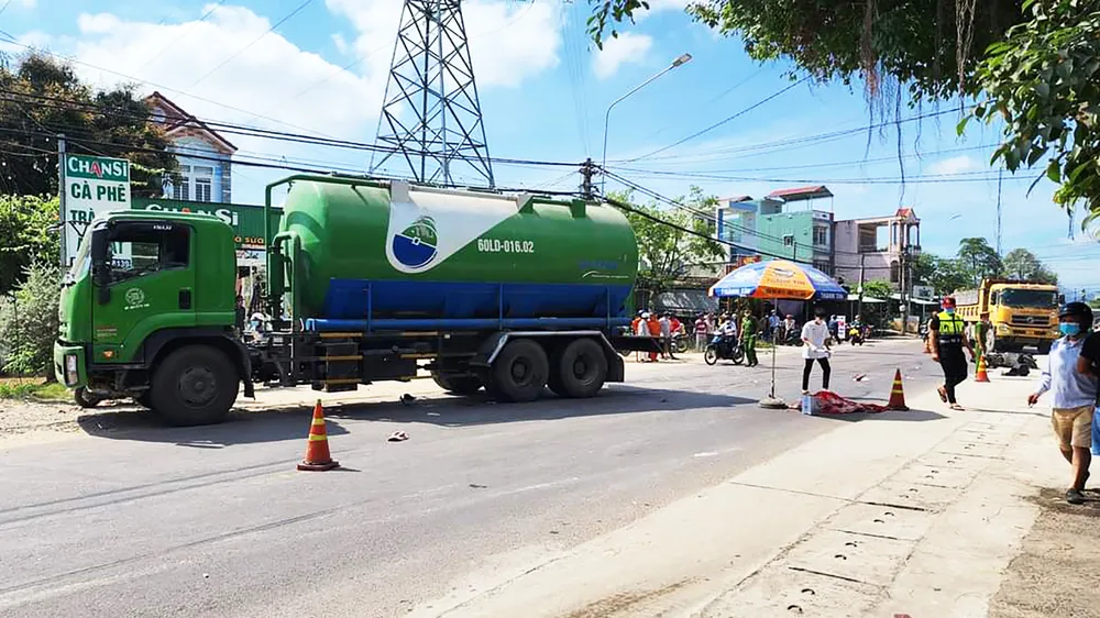 Va chạm với xe bồn, 2 cô gái trẻ thương vong