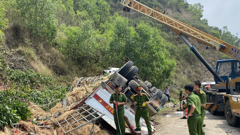Xe tải chở dưa hấu lật, 9 người thương vong: Nỗ lực cấp cứu 2 nạn nhân bị thương nặng