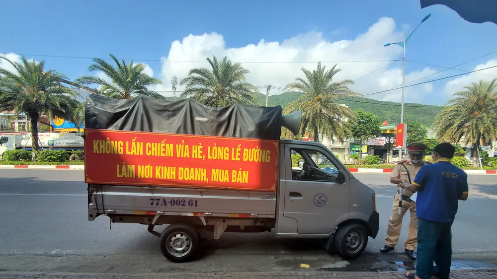 Bình Định: Dùng xe biển xanh hết hạn đăng kiểm đi xử lý vi phạm