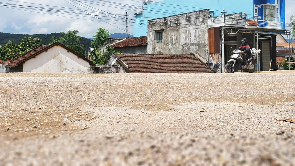 Những căn nhà thành "hầm" bên Quốc lộ 19
