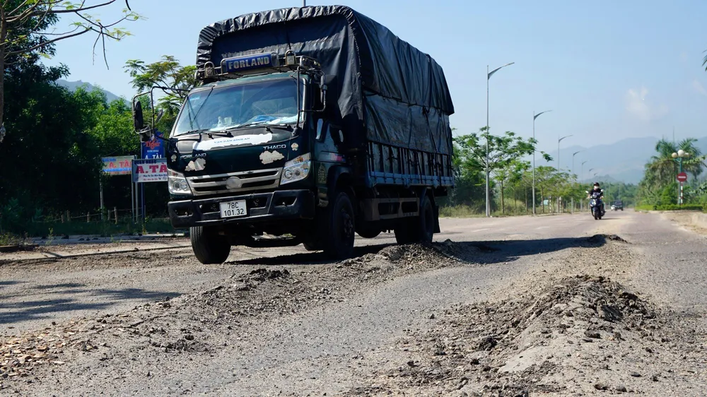 Bình Định "soi" nguyên nhân tuyến đường 1.600 tỷ đồng càng vá càng nát