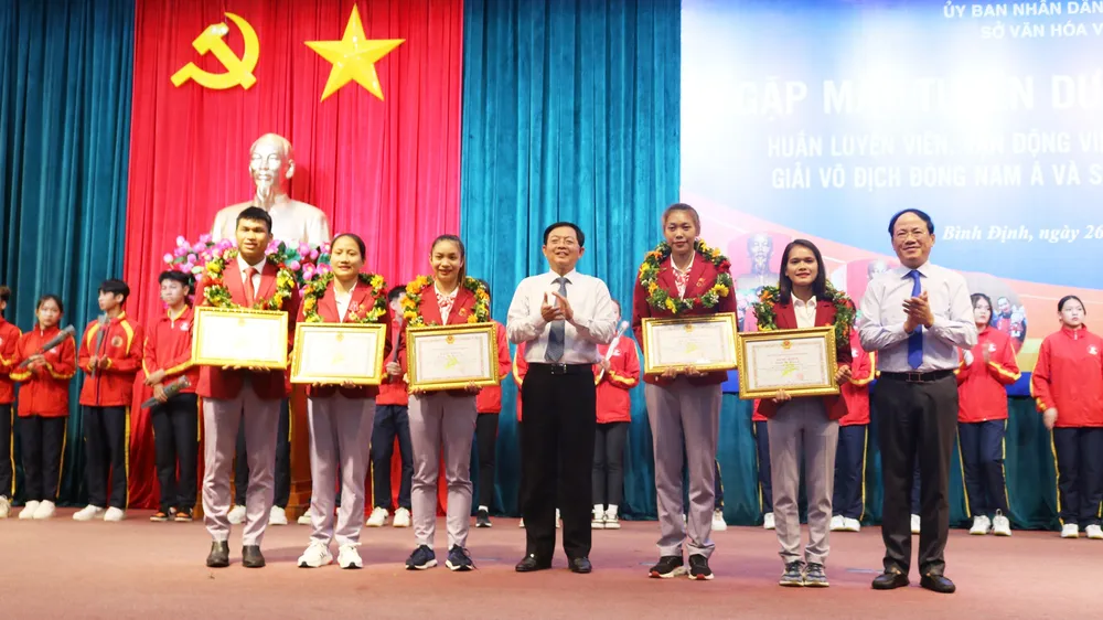 Bình Định: Gặp gỡ, tuyên dương, khen thưởng các vận động viên xuất sắc tại SEA Games 32