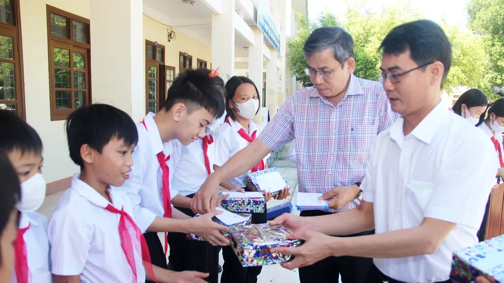 Báo SGGP trao quà cho học sinh khó khăn ở Bình Định
