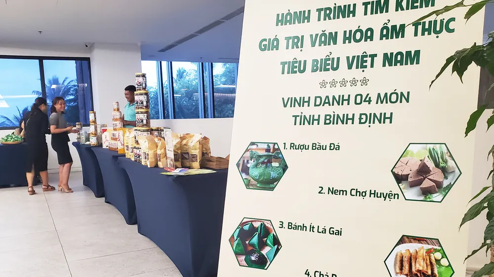 Bánh ít, rượu bầu đá, nem và tôm đất Bình Định được vinh danh 