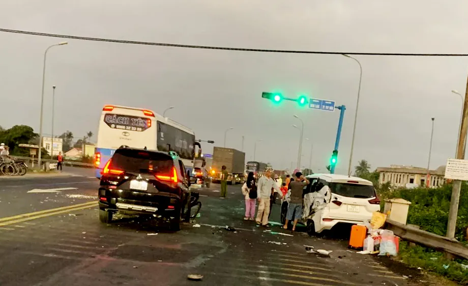  Phú Yên: Ô tô đầu kéo mất lái tông liên hoàn 5 phương tiện trên Quốc lộ 1A