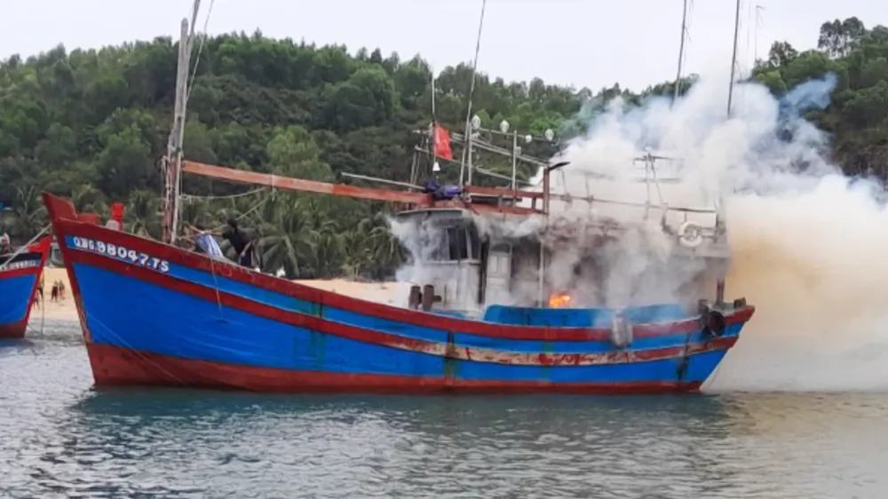 Tàu cá cháy ngùn ngụt, biên phòng huy động ca nô dập lửa