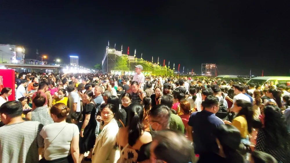 Biển người đến thưởng thức đêm hội văn hóa, ẩm thực Bình Định