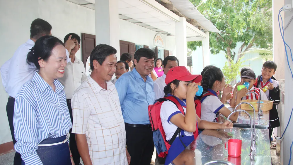 Chương trình "Thắp sáng niềm tin - Vượt khó đến trường" tài trợ 300 triệu đồng cho học sinh khó khăn Bình Định