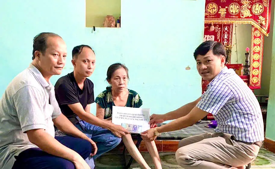 Trao 20 triệu đồng của bạn đọc Báo SGGP giúp mẹ con tật nguyền ở Bình Định