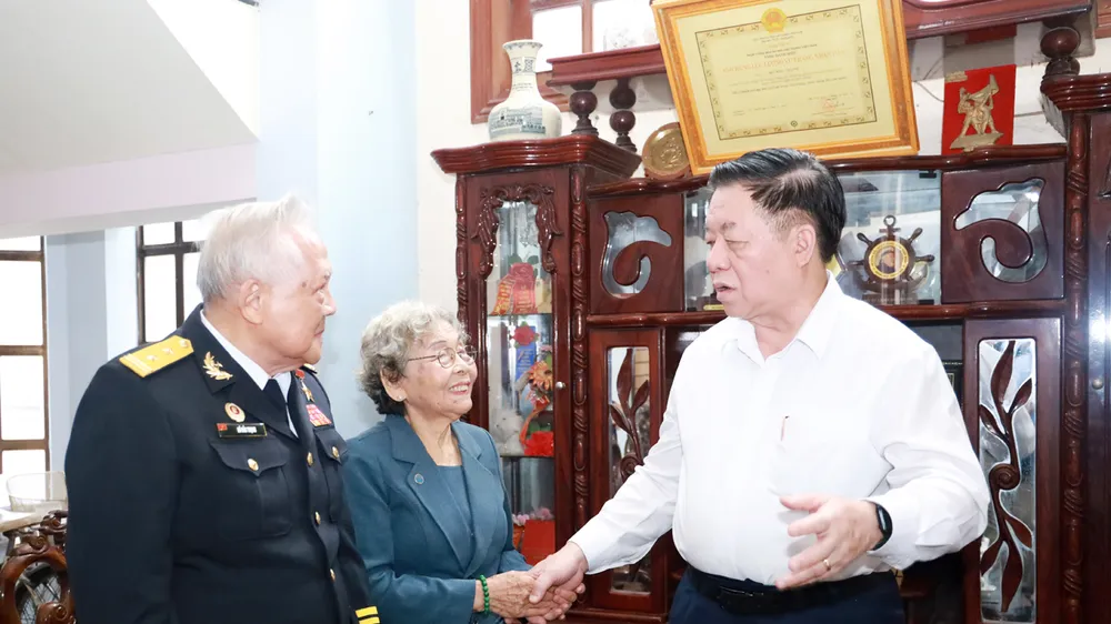 Trưởng Ban Tuyên giáo Trung ương thăm, tặng quà các nhân chứng Tàu Không số