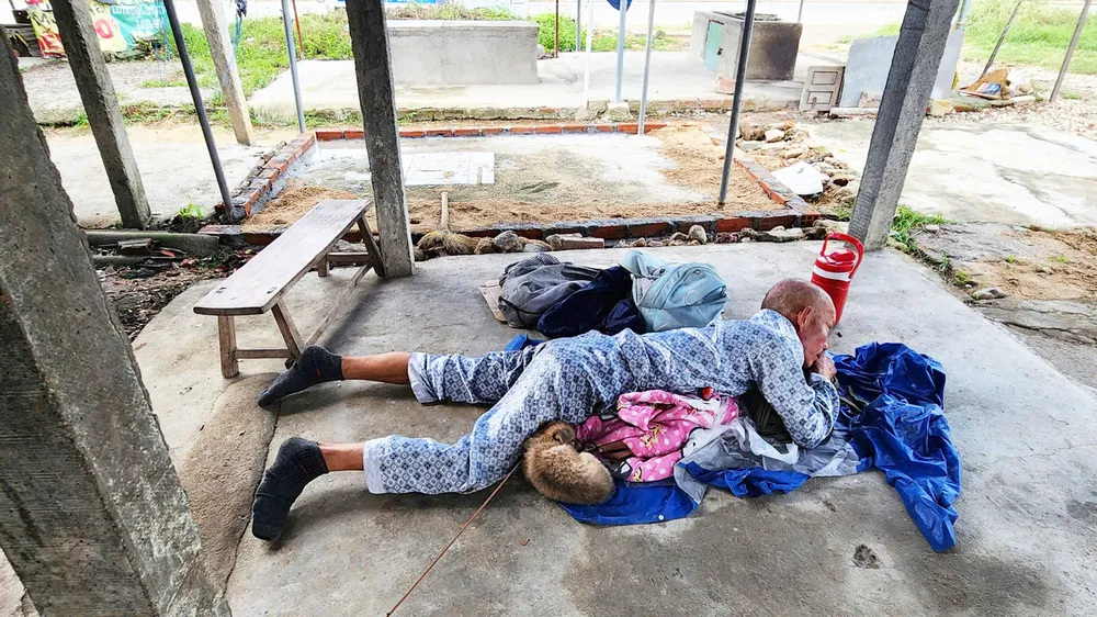 Giúp đỡ người đàn ông đi lạc 160km nằm co ro vì đói rét giữa chợ