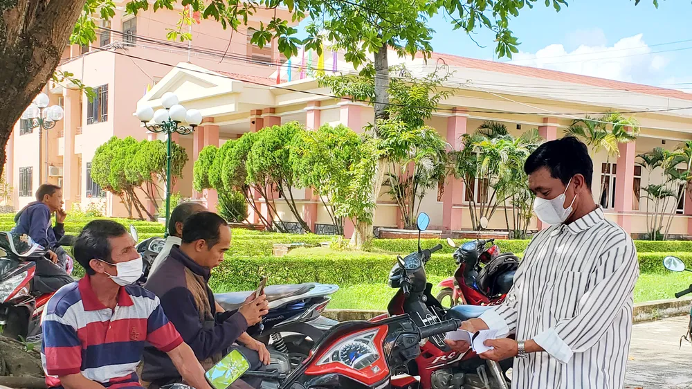 Người dân đến huyện Phù Mỹ (tỉnh Bình Định) để chờ được giải quyết các hồ sơ, thủ tục 