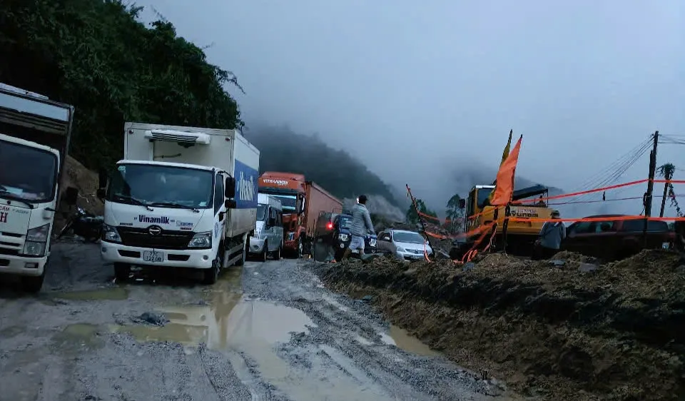 Đã khắc phục sạt lở, thông xe trên Quốc lộ 19 qua đèo An Khê