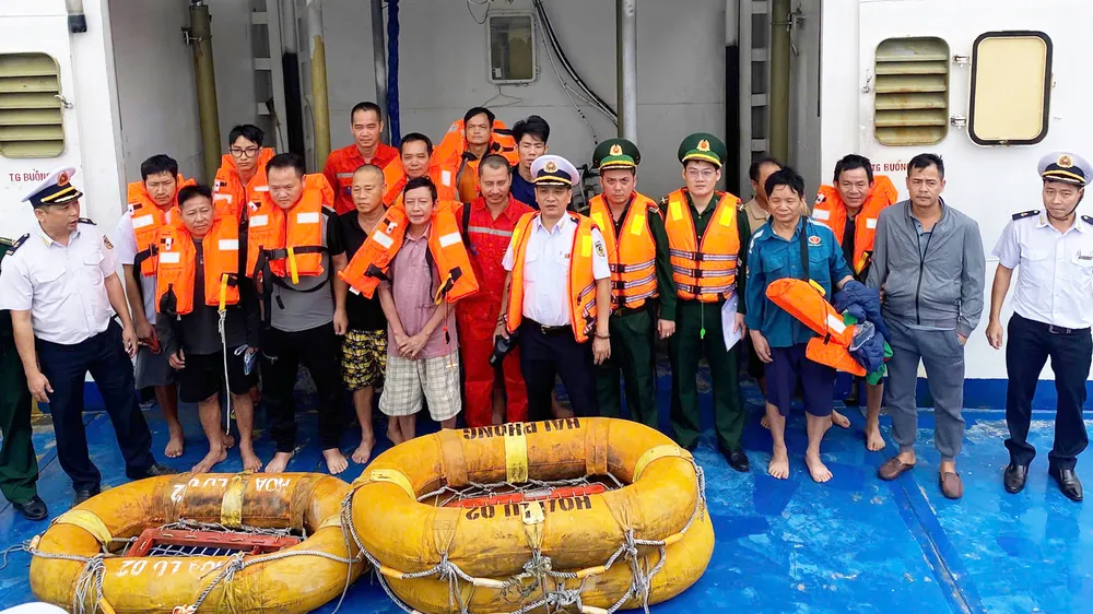 Cứu kịp thời 14 người trên tàu hàng bị sóng đánh chìm ở biển Bình Định