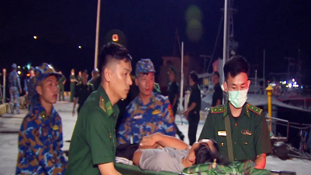Tàu biên phòng Bình Định kịp thời ứng cứu ngư dân Quảng Nam bị nạn 