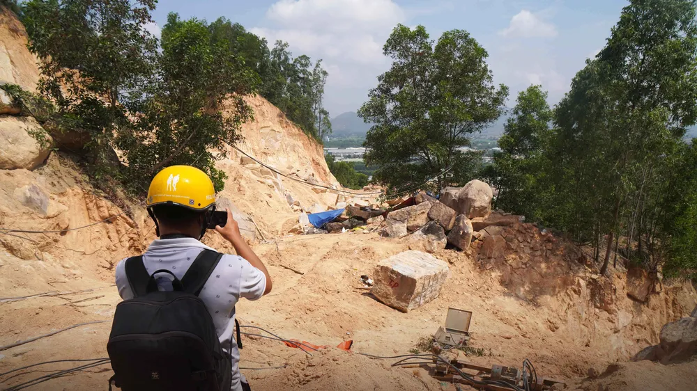 Mục kích thủ đoạn tinh vi của "đá tặc" ở núi Hòn Chà