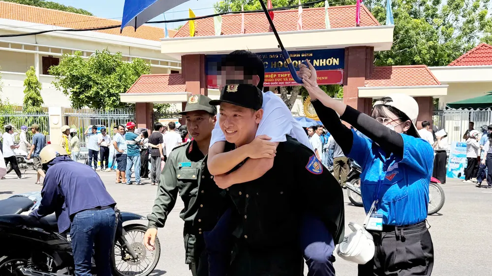 Bình Định: Cảnh sát cơ động cõng thí sinh bị gãy chân vào phòng thi