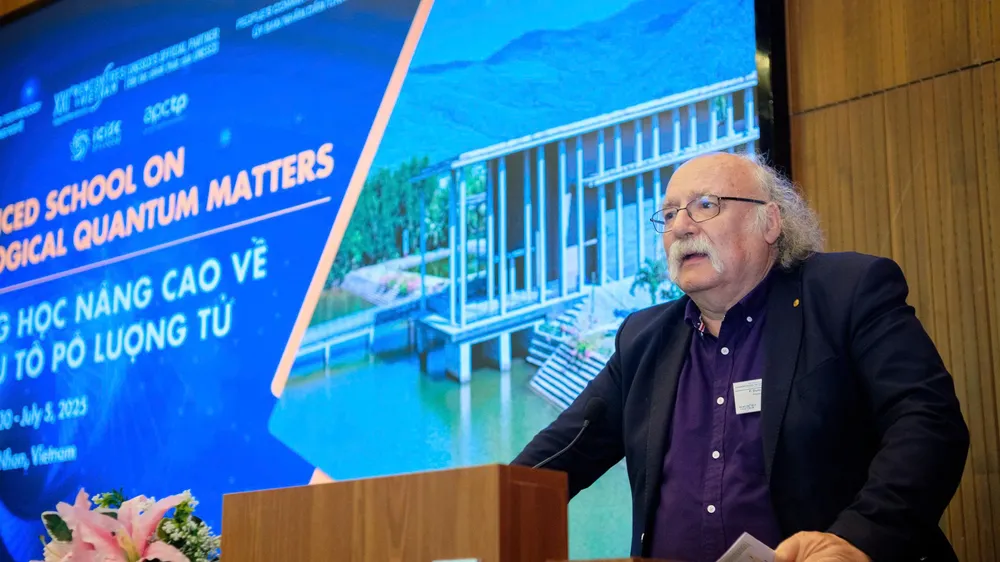 GS Nobel Vật lý 2016 đến Việt Nam để giảng dạy về vật liệu tô pô lượng tử 