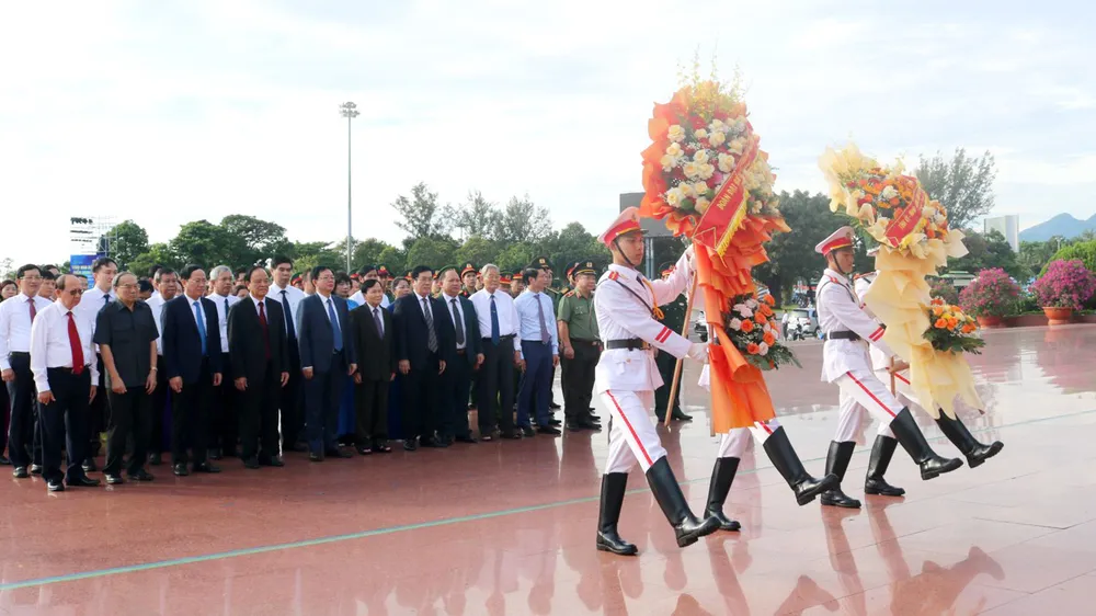 Gia Lai tổ chức dâng hoa tại Tượng đài Nguyễn Sinh Sắc - Nguyễn Tất Thành
