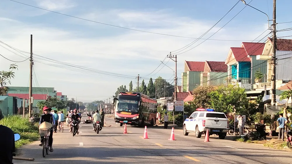 Tai nạn xe khách với xe máy, 2 người chết