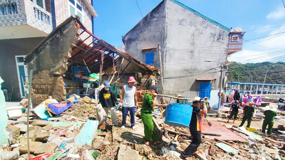 Ven biển Gia Lai tan hoang sau bão dữ