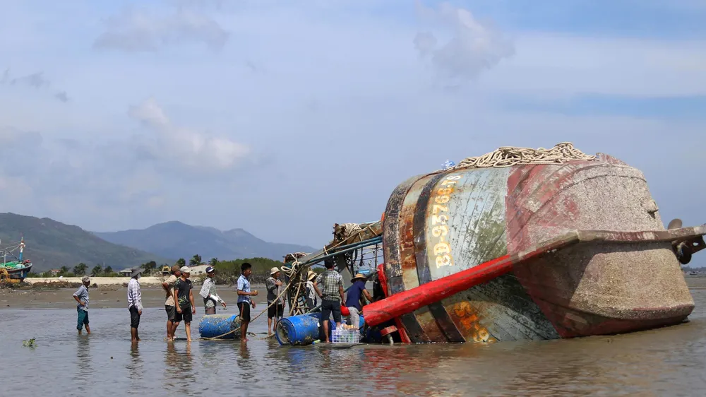Bão quét qua, tàu cá hư hỏng nằm ngổn ngang trên đầm, vịnh