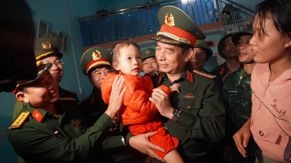 Đại tướng Phan Văn Giang: Bộ đội cần giúp dân sớm dựng lại nhà sau bão lũ