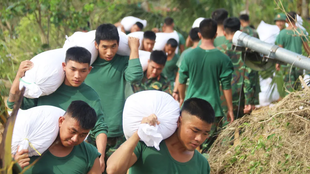 Nghe tin bão số 15, bộ đội "chạy đua" nối đê ở hạ du sông Hà Thanh