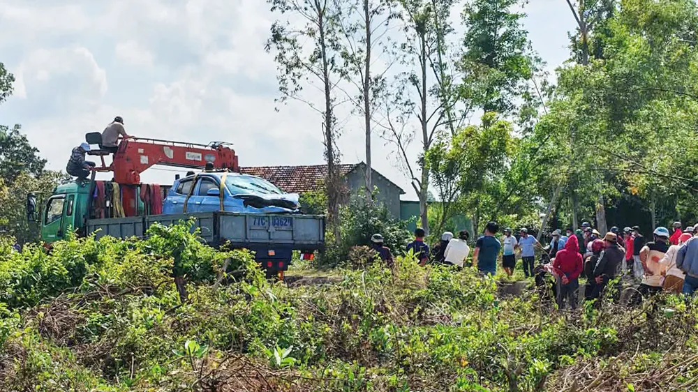Gia Lai: Phát hiện ô tô cùng 2 thi thể dưới kênh 