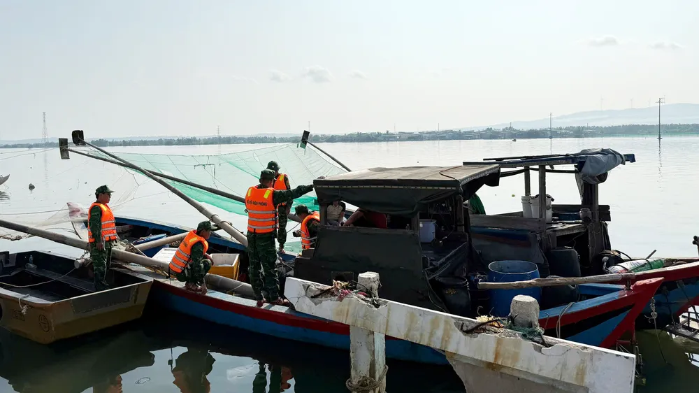 Bắt giữ 3 tàu dùng kích điện đánh cá trên đầm Thị Nại