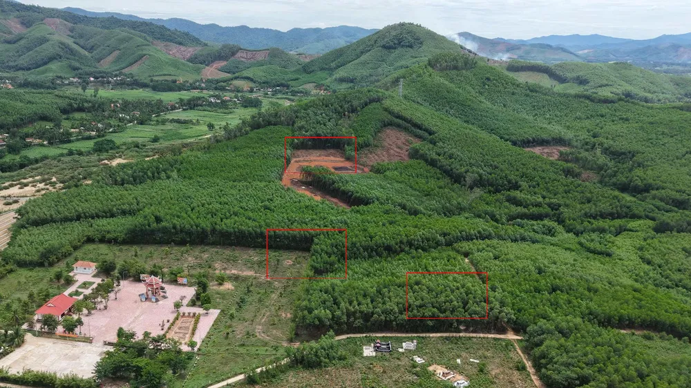 Ba vị trí nghi có mộ liệt sĩ tại khu vực đồi Xuân Sơn. Ảnh: DŨNG MAN