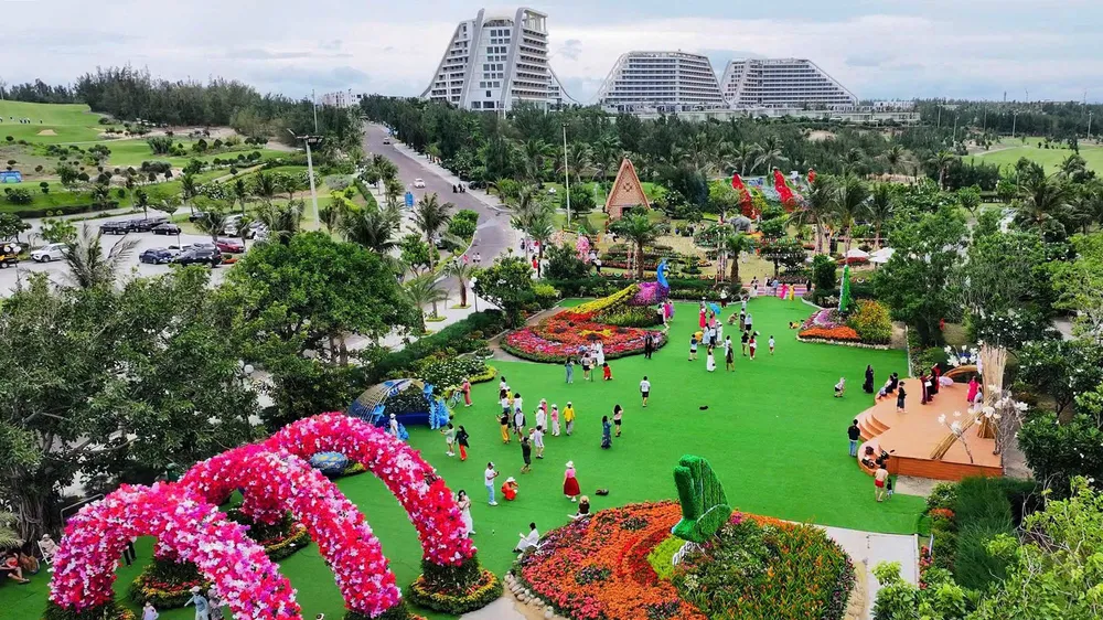 Đặc sắc lễ hội "Ngàn hoa về phố biển" ở bán đảo Phương Mai